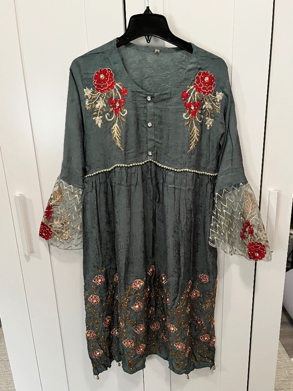 green 3-piece desi dress, salwar qamees, pakistani indian dress